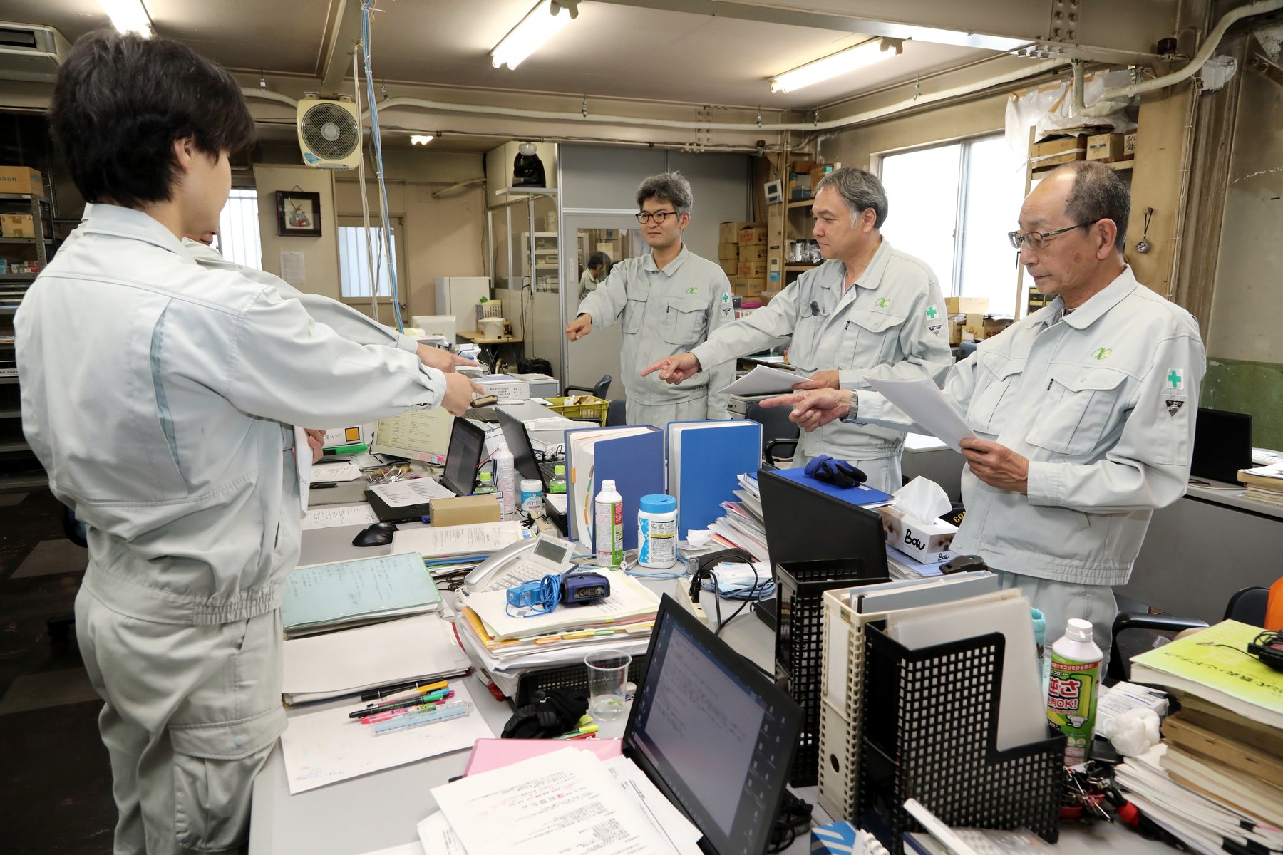 事務所で打ち合わせをする藤崎電測の社員たち