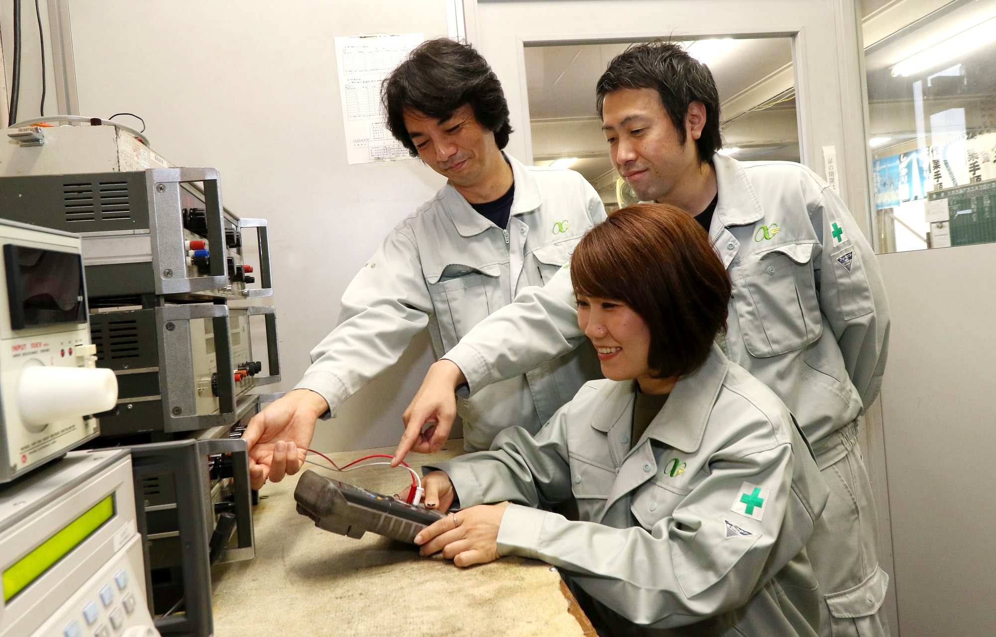 社内での計測器の校正作業