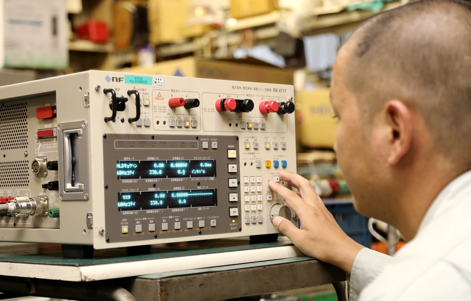 保護リレー試験器を操作する技術者